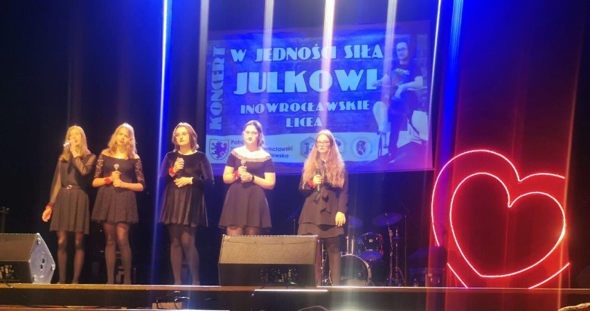 Inowrocław. W Teatrze Miejskim odbył się koncert na rzecz rehabilitacji absolwenta II LO Julka Barczaka, który uległ ciężkiemu wypadkowi