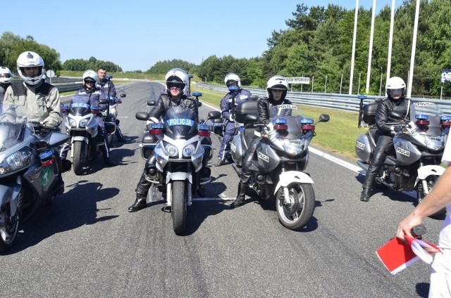 Czterdziestu policjantów ruchu drogowego z Wielkopolski i województwa lubuskiego szkoliło w środę na Torze Poznań umiejętności jazdy motocyklem.

Zobacz więcej: Policjanci drogówki na motocyklach szkolą się na Torze Poznań [ZDJĘCIA, WIDEO]