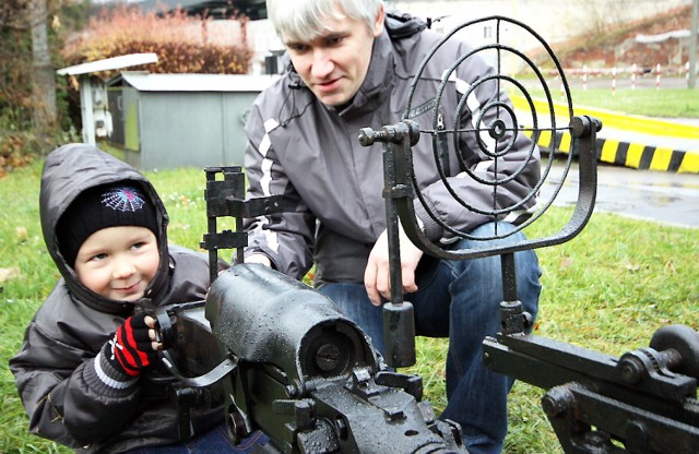 Pokaz uzbrojenia i inne atrakcje czekać będą na dzieci w Cytadeli. Na zdjęciu podczas poprzedniego dnia otwartego twierdzy: syn Dominik i Mirosław Kościńscy.