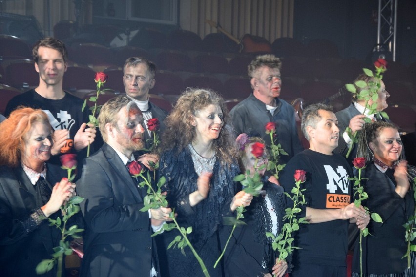 Spektakl „Ale z naszymi umarłymi" w Teatrze Żeromskiego w Kielcach nagrodzony owacją na stojąco. Zobacz zdjęcia i wideo 