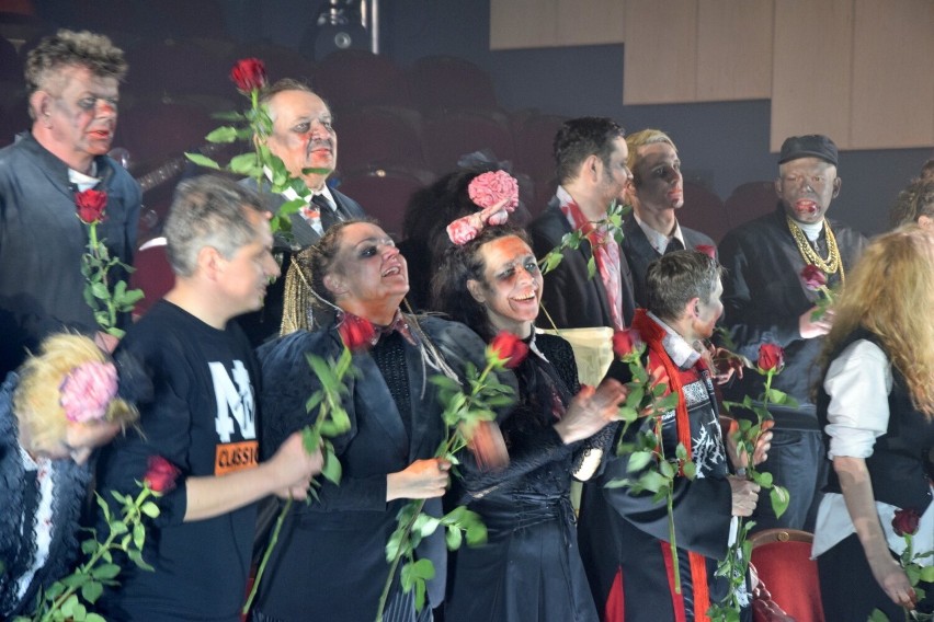 Spektakl „Ale z naszymi umarłymi" w Teatrze Żeromskiego w Kielcach nagrodzony owacją na stojąco. Zobacz zdjęcia i wideo 