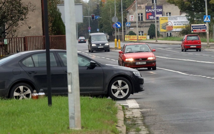 Wyjazd z ulicy Spokojnej w lewo na ulicę Wrocławską stanowi ogromny problem.