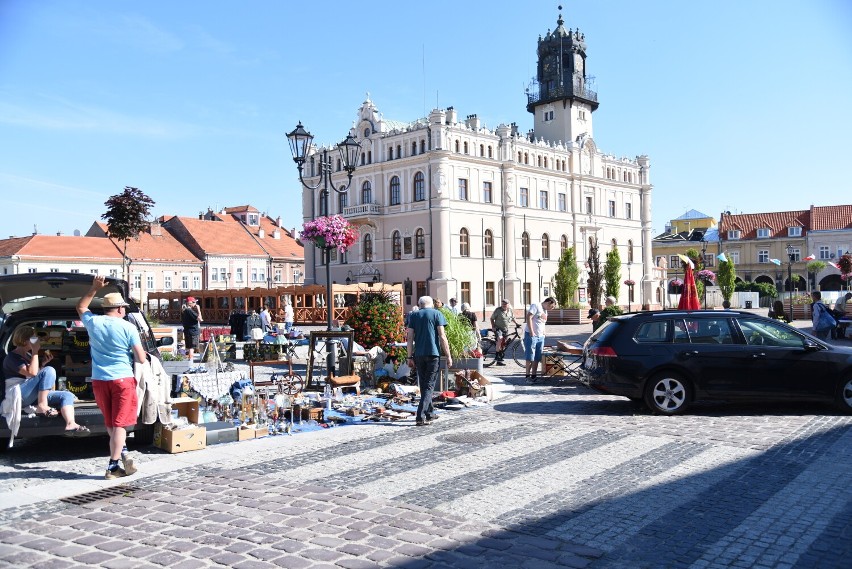 Pchli targ na rynku w Jarosławiu oferuje prawdziwe skarby. Zobaczcie co tam dziś można upolować! [ZDJĘCIA]