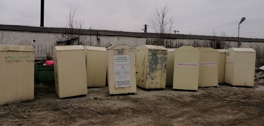 Cmentarzysko kontenerów na używaną odzież. Podwarszawska gmina ma problem z nielegalnymi pojemnikami