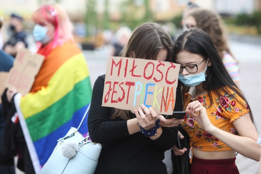 Protest na Rynku w Rzeszowie w obronie środowisk LGBT [ZDJĘCIA]