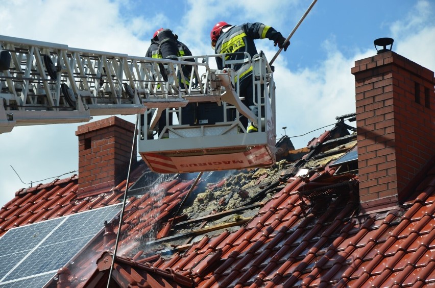 Pożar dachu w Kurowicach gm. Jerzmanowa. Prawdopodobnie przez fotowoltaikę. Zdjęcia