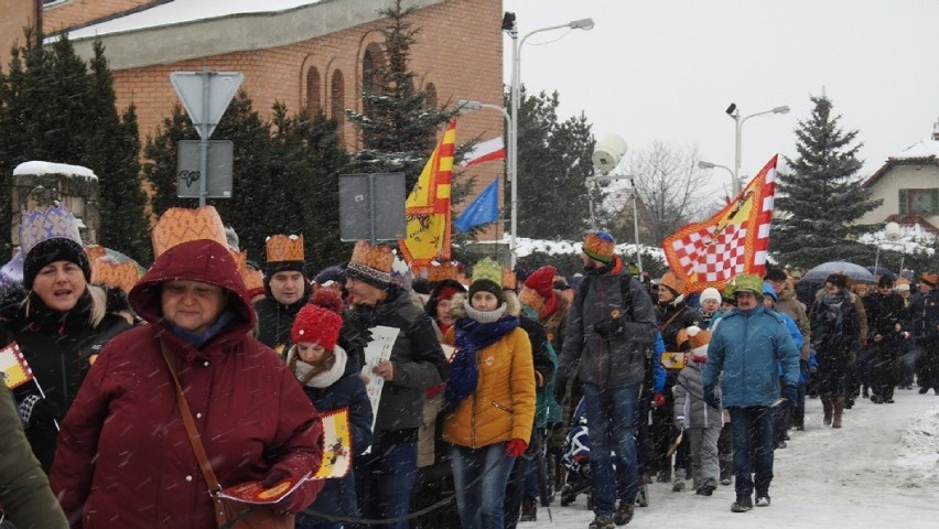 Orszaki Trzech Króli wyruszają w Oświęcimiu z trzech...