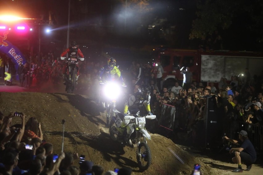 W Dąbrowie Górniczej rozegrano nocny wyścig SuperEnduro...