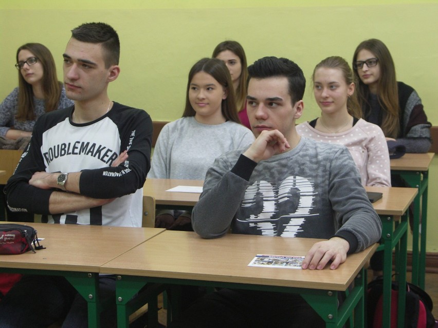 Młodzież na targach edukacyjnych w ZSP nr 2 w Krotoszynie