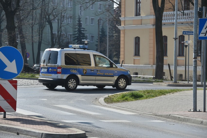 Leszno. Tak wyglądają ulice miasta w czasie pandemii. Raczej pusto, choć są wyjątki [ZDJĘCIA]