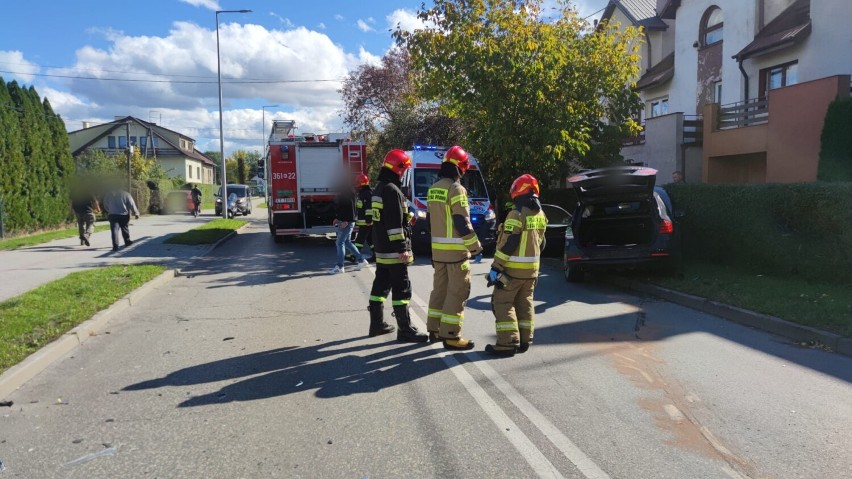 Wypadek na skrzyżowaniu ulic Romanowicza i Parkowej w Tarnowie. BMW jazdę zakończyło na żywopłocie, Jeep wpadł do ogrodu