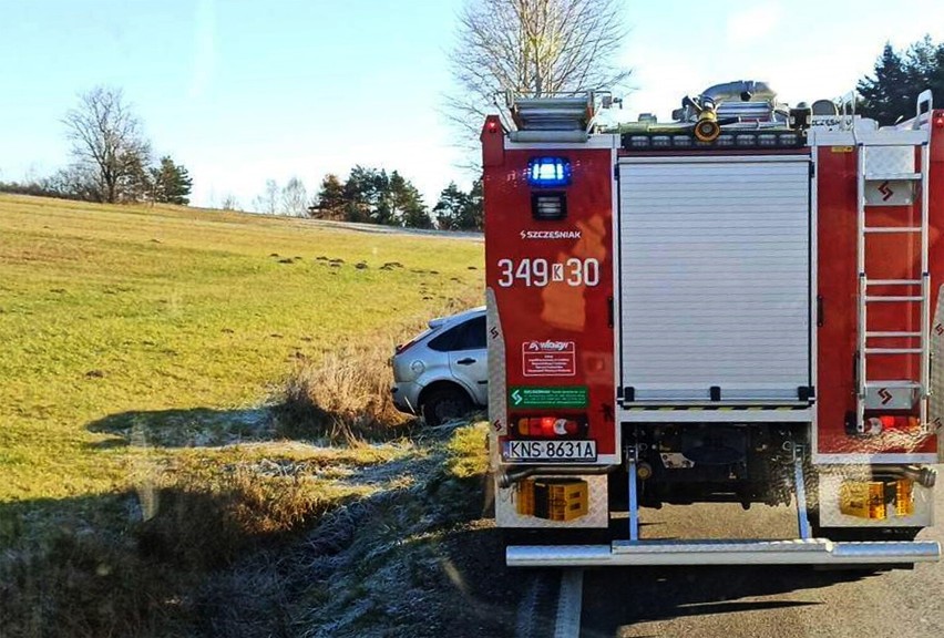 Wypadek na drodze pod Nowym Sączem wyglądał groźnie, ale kierowca miał dużo szczęścia