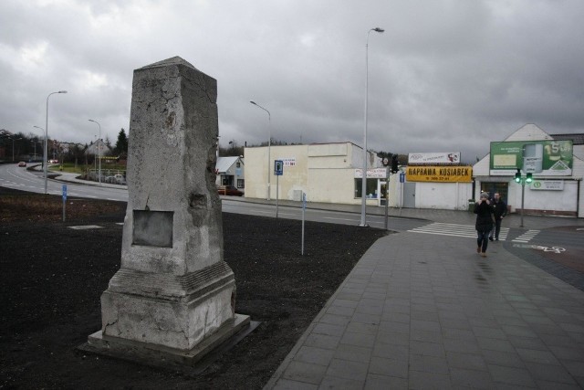 Napis w językach polskim i niemieckim miałby następujące brzmienie: "Pomnik poległych żołnierzy - mieszkańców Emaus i okolicy wzniesiony z inicjatywy miejscowego stowarzyszenia kombatantów w 1923 roku. Wzniesiono 1923. Renov. A.D. 2012".