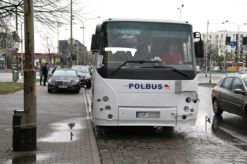 Słuczka autobusu z mercedesem (ZDJĘCIA)