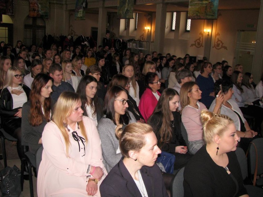 Stypendia marszałka wręczone podczas uroczystej gali w Forum Synagoga w Ostrowie [FOTO]