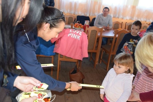 To było coroczne spotkanie w świetlicy w Niegibalicach. Dzieci i rodziców zaprosili na nie Kazimierz Świątczak, sołtys i zarazem przewodniczący Rady Gminy oraz wójt Artur Ruciński.  


PIOTRKÓW KUJAWSKI NA STARYCH FOTOGRAFIACH

Druhowie OSP, dzielnicowi i policjanci z Radziejowa mówili m.im. o bezpieczeństwie na drogach. Wszystkim dzieciom rozdali odblaski, ufundowane przez wójta. Na stołach nie zabrakło słodkości - w tym oczywiście faworków - które upiekły panie w KGW.



 
Emerytury dla matek. Sprawdź, o co w tym chodzi! 
 
