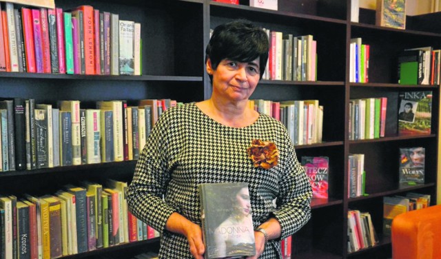 Ewa Charyton, dyrektor MBP w Lipnie prezentuje jedną z nowości wydawniczych w księgozbiorze biblioteki