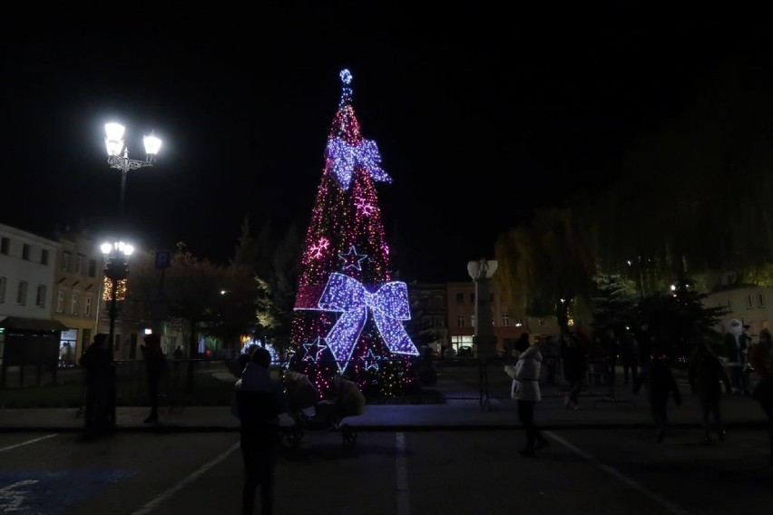 Góra. Miasto gotowe na święta. Rynek zdobi choinka, a ulice anioły, bombki i inne bożonarodzeniowe motywy [ZDJĘCIA]