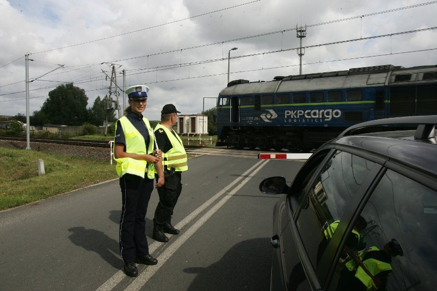 Policjanci na przejazdach kolejowych w Legnicy