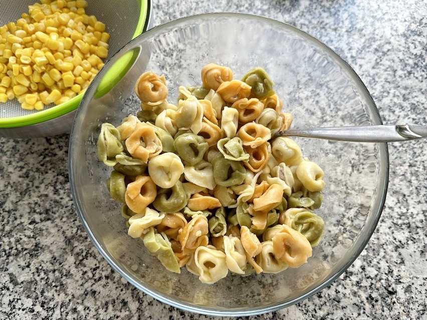 Przygotowanie sałatki zacznij od ugotowania tortellini...