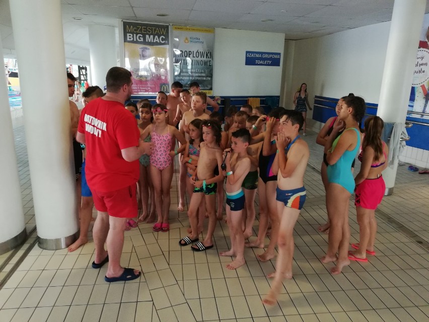 Uczniowie Zespołu Szkół w Kochanowicach na sportowo rozpoczęli wakacje. Pierwszy tydzień spędzili w Pawełkach [ZDJĘCIA]