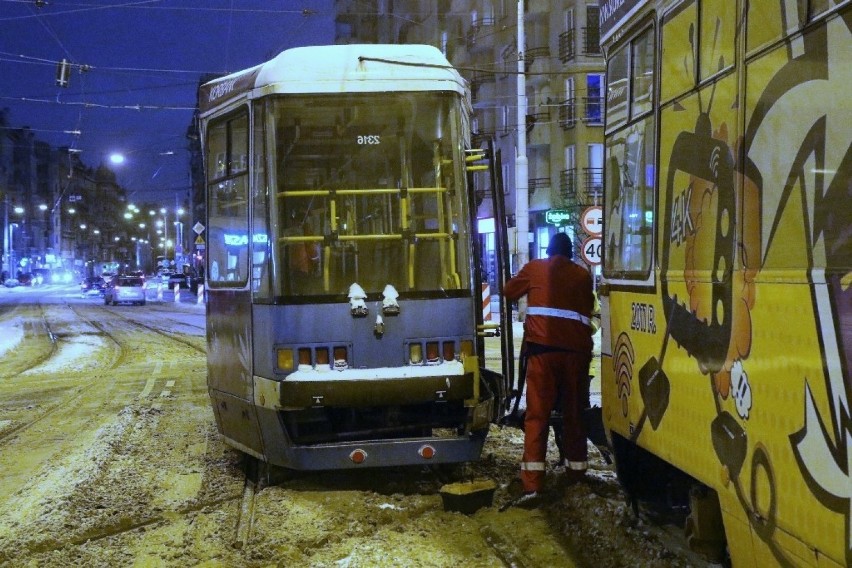 Wykolejenie tramwaju przy skrzyżowaniu Jedności Narodowej i...