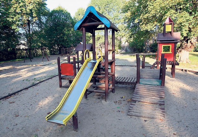 Urządzenia na placu zabaw w parku Helenów zostaną odsunięte od strzelnicy łuczniczej.