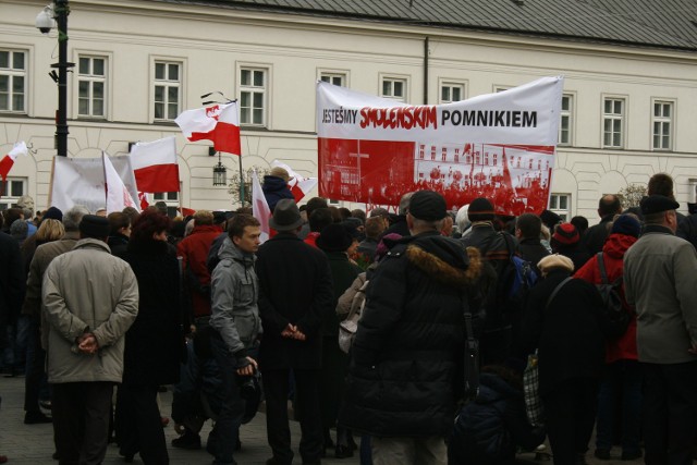 Już od rana pod Pałacem prezydenckim gromadziły się osoby chcące uczcić pamięć ofiar katastrofy