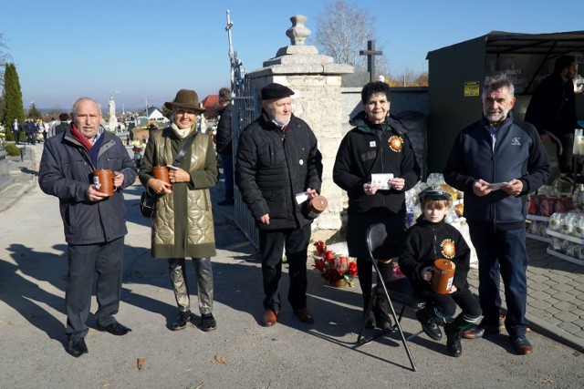 Wszystkich Świętych na cmentarzu w Busku-Zdroju. Zdjęcia z 1 listopada. 

Więcej na kolejnych slajdach.