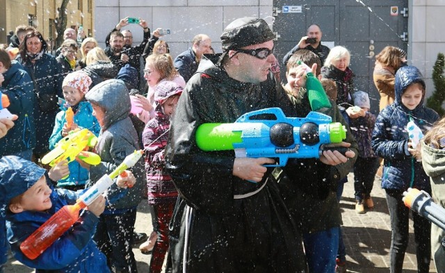 Wielka bitwa wodna przy kościele Ojców Franciszkanów to świetna zabawa dla dzieci. Tak bawiono się w Wielkanoc 2022. Więcej na kolejnych zdjęciach.
