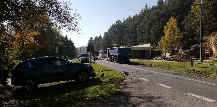 Wypadek koło Grot Nagórzyckich w Tomaszowie Mazowieckim. Dwie osoby ranne [ZDJĘCIA, FILM]