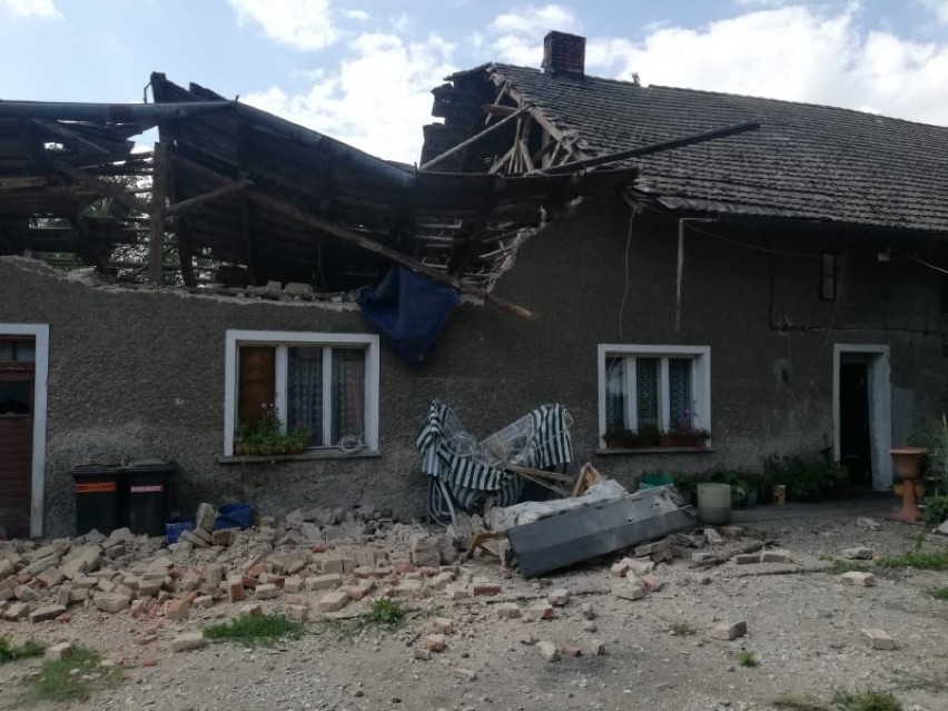 W Uciechowicach w gminie Branice zawalił się spadzisty dach...