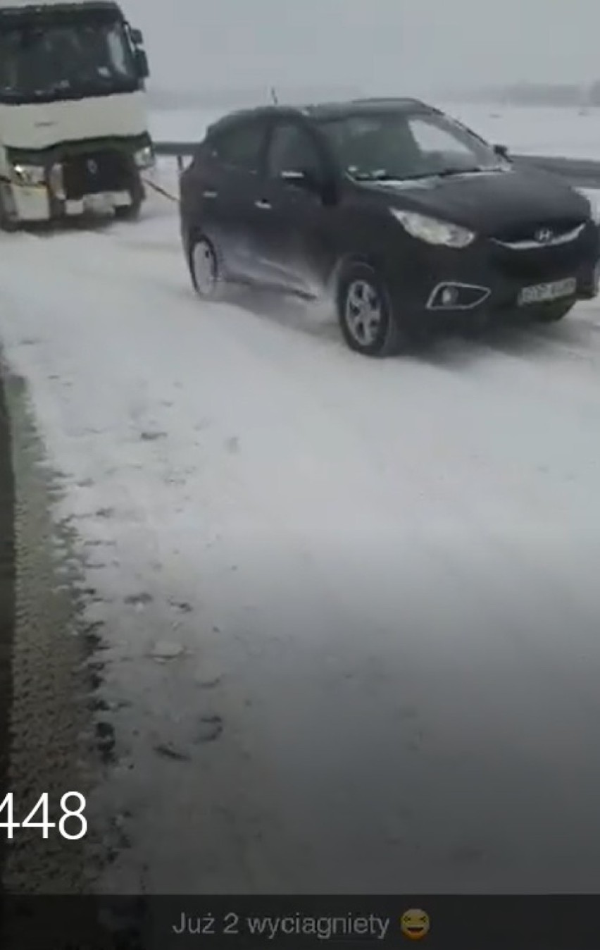 Atak zimy w Łódzkiem. Osobówką wyciągał pod górkę samochody ciężarowe [ZDJĘCIA, FILM]