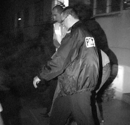 31 - letni zabójca prowadzony przez policję. Fot.  G. Bielawski