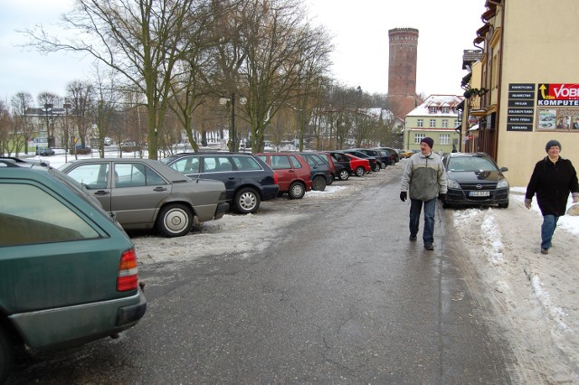 Zaparkowanie samochodu na człuchowskim Rynku graniczy z cudem - jest za tłoczno