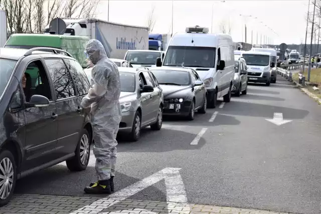 Wjazd do Polski na przejściu granicznym w Świecku jest zakorkowany. Trzeba uzbroić się w cierpliwość