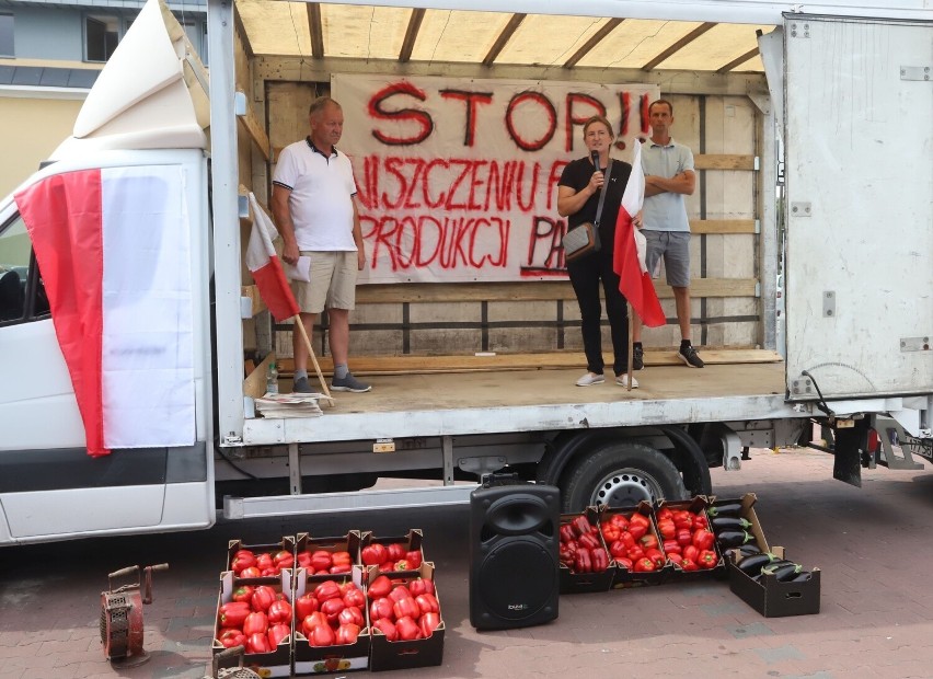 Protest plantatorów papryki przed marketem w Radomiu. Sprzeciwiają się dyktatowi cenowemu sieci handlowych