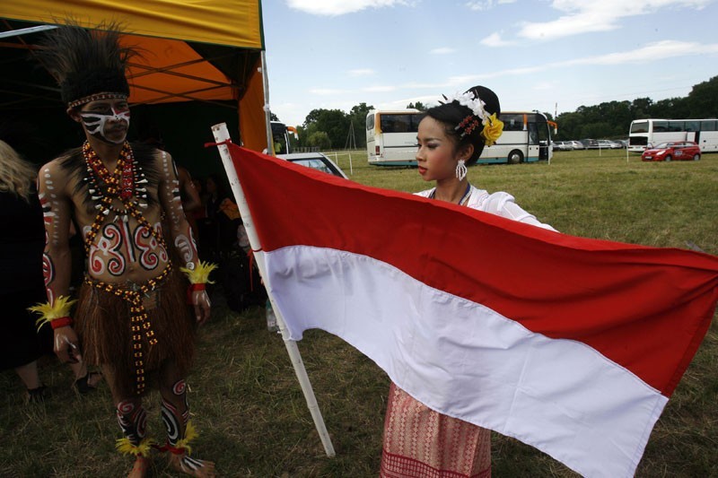 Zespół z Indonezji ze swoją flagą narodową