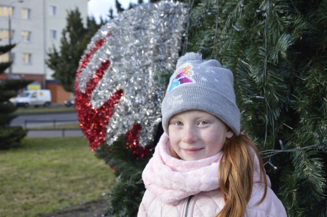 Siedmioletnia Lena Hartwich pozowała wczoraj na tle miejskiej choinki w Gorzowie. - Jest bardzo ładna - mówiła dziewczynka.