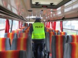Policja zatrzymała agresywnego pasażera autobusu w Różanie. Był agresywny i zaczepiał innych 23.02.2023