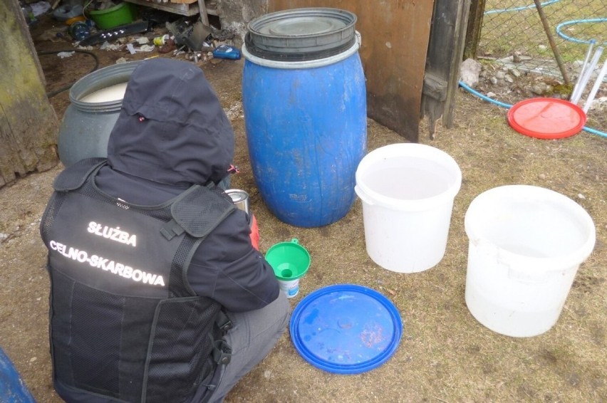 Zlikwidowano przydomową bimbrownię w gminie Rajgród. Funkcjonariusze podlaskiej KAS zabezpieczyli aparaturę, alkohol i 340 litrów zacieru 