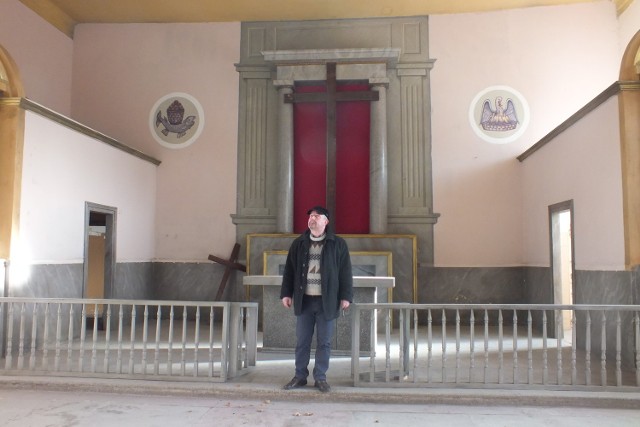 Waldemar Dołba, który opiekuje się pałacem z Klemensowie, pokazuje pałacową kaplicę, która również zagrała w "Idzie"