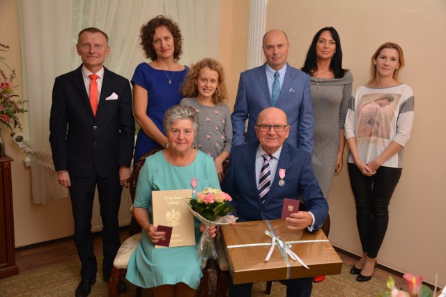 Nowy Dwór Gdański. Państwo Halina i Józef Gruda świętowali Złote Gody. Przeżyte razem 50 lat małżeństwa, to wyjątkowa okazja, nie zabrakło więc wielu życzeń i wzruszeń.
