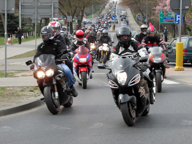 Parada motocykli wyglądała wyjątkowo malowniczo na zjeździe z wiaduktu na starej E8.