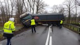 TIR przewrócił się na bok na trasie Gniezno-Kłecko. Droga jest zablokowana 