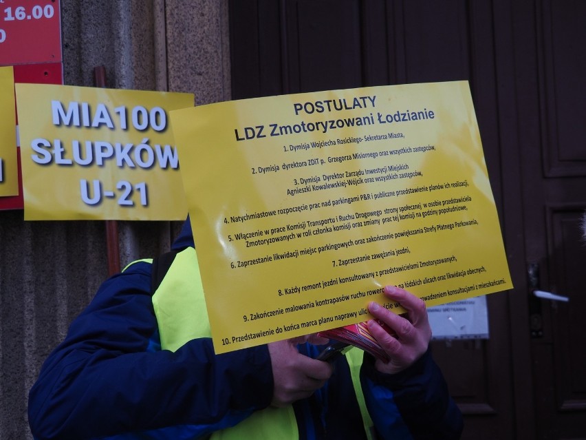 Protest aktywistów z grupy LDZ Zmotoryzowani pod siedzibą ZDiT-u. ZDJĘCIA