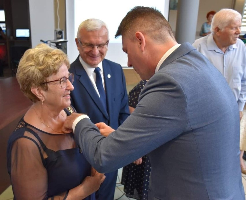 Burmistrz Włodawy wręczył medale za wieloletnie pożycie małżeńskie. Zobacz zdjęcia
