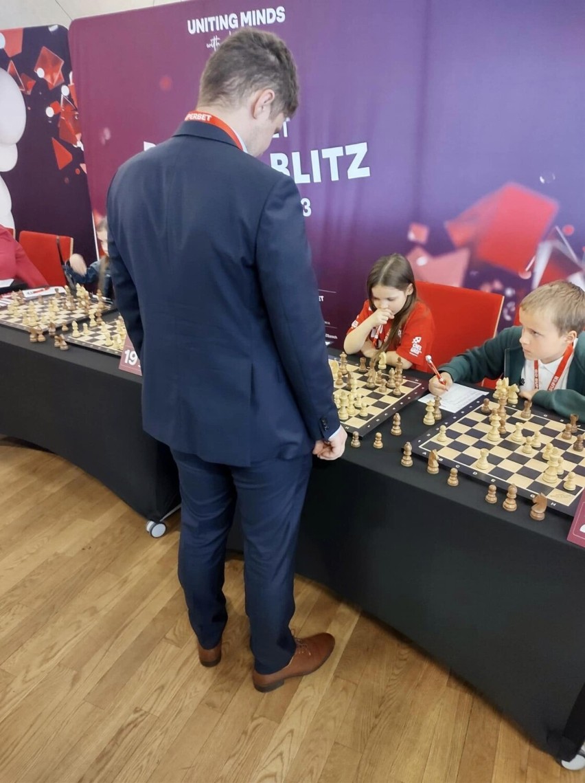 Laura Górecka zmierzyła się z mistrzem świata na szachowych...