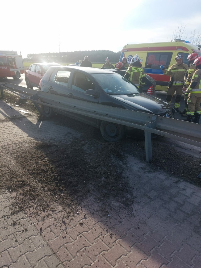 Zderzenie trzech pojazdów osobowych i ciężarówki na trasie Rakoniewice-Ruchocice 