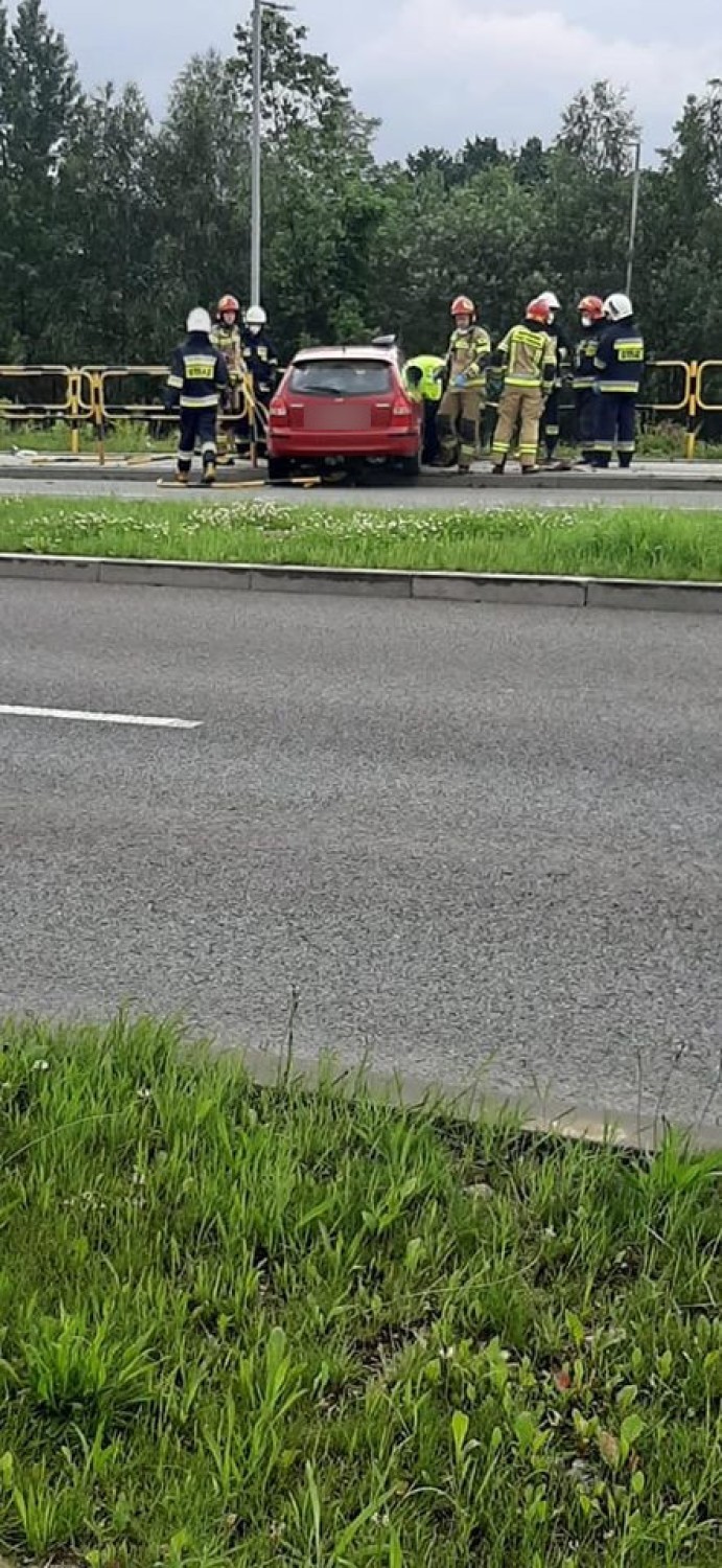 Samochód osobowy uderzył w barierki na ulicy Matuszczyka w...